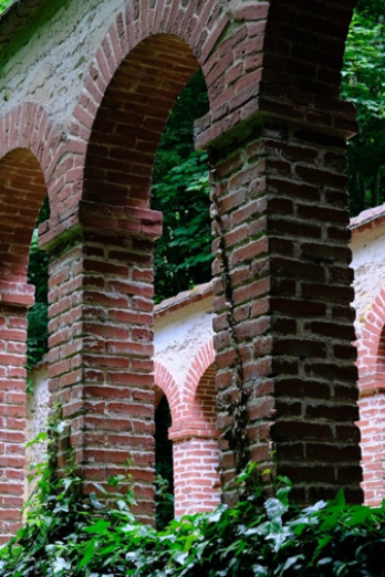 Arcades en brique du Domaine d'Ors